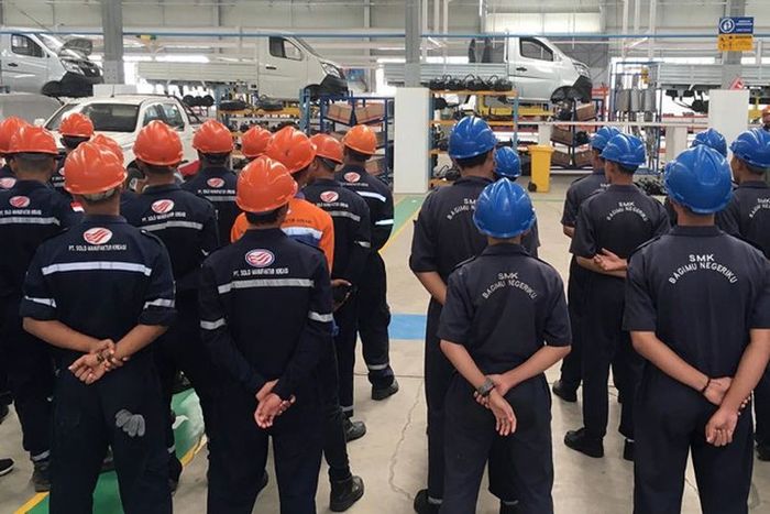 Suasana perakitan mobil Esemka