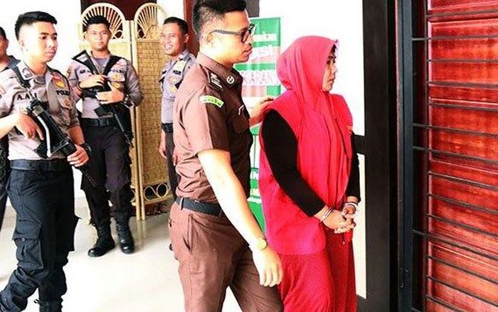 Petugas membawa Jamiliah.