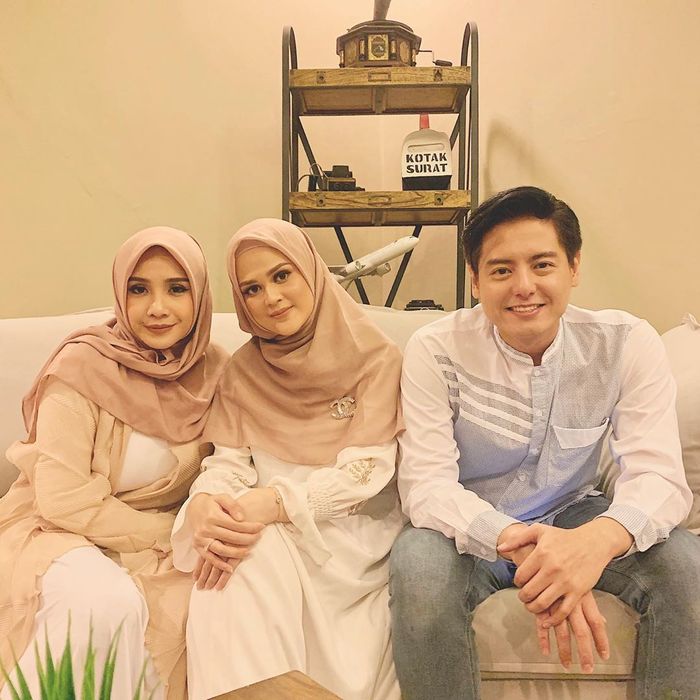Cut Meyriska, Roger Danuarta dan Nagita Slavina saat foto bareng