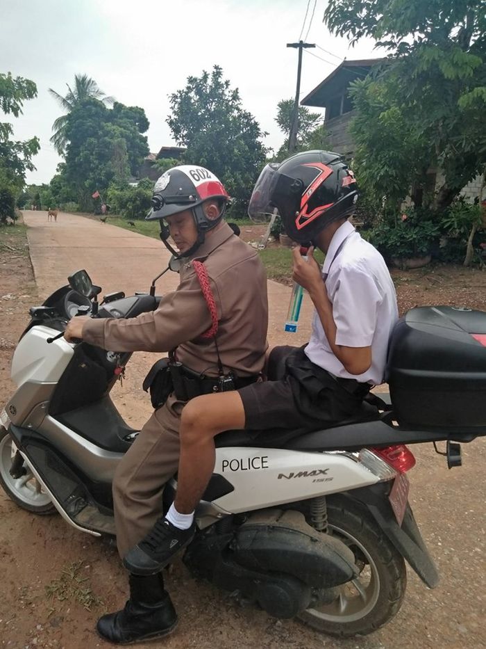 Cucunya Tak Mau Bangun untuk Ikut Ujian, Sang Nenek Panggil Polisi untuk Membawanya ke Sekolah