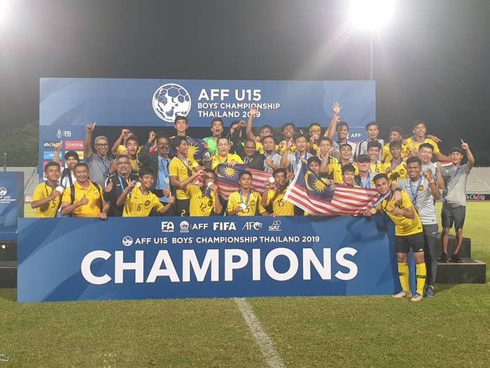 Ttimnas U-15 Malaysia merayakan gelar juara Piala AFF U-15 2019 usai mebungkam Thailand di partai final pada hari Jumat (9/8/2019) di Stadion IPE, Chonburi. 