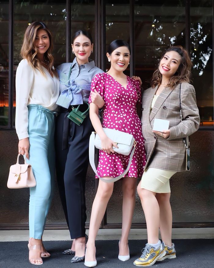 Luna Maya terlihat bawa tas mungil yang bikin salah fokus