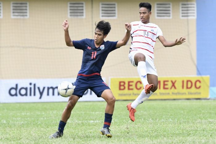 Pemain timnas U-15 Thailand saat berduel dengan pemain Kamboja di Piala AFF U-18 2019 pada hari Jumat (9/8/2019) di Stadion Thanh Long, Than Hoa.