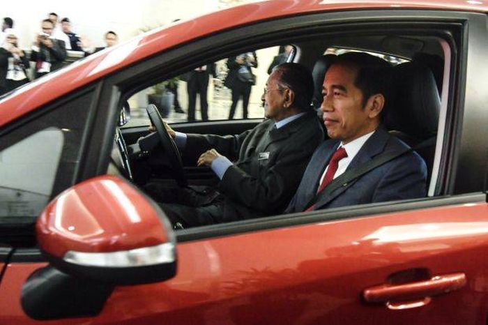 PUTRAJAYA, 9 Ogos -- Perdana Menteri Tun Dr Mahathir Mohamad memandu sendiri kereta Proton Persona membawa Presiden Indonesia Joko Widodo ke Seri Perdana bagi Majlis Makan Tengahari pada Lawatan Rasmi Presiden Indonesia itu hari ini.
-- fotoBERNAMA (2019) HAK CIPTA TERPELIHARA