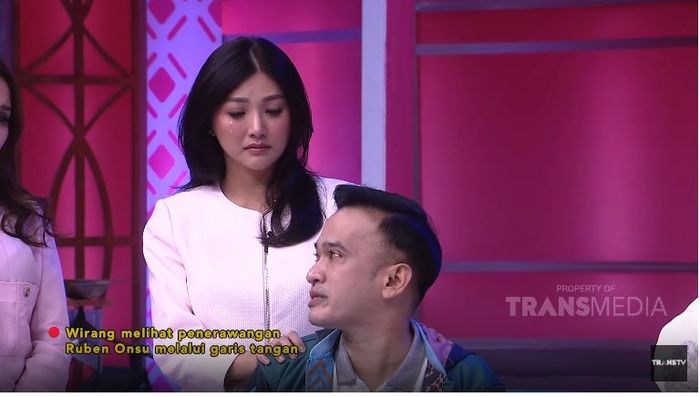 Sarwendah dan Ruben Onsu menangis kala menceritakan musibah yang menimpa keluarganya