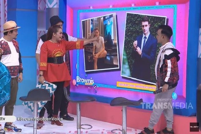 Potret 2 pria bule yang diduga tengah PDKT dengan Elly Sugigi
