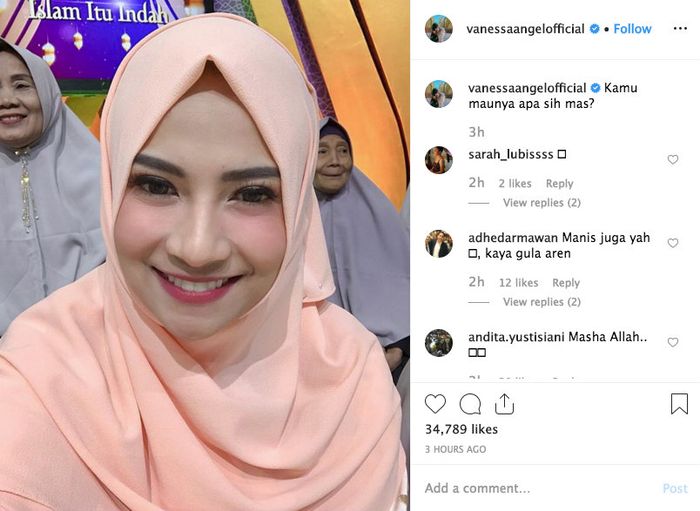 Vanessa Angel mengenakan hijab