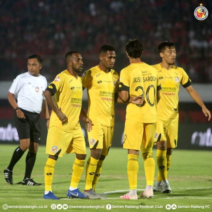 Para pemain Semen Padang membuat pagar betis saat laga melawan Bali United pada pekan ke-13 Liga 1 2019.