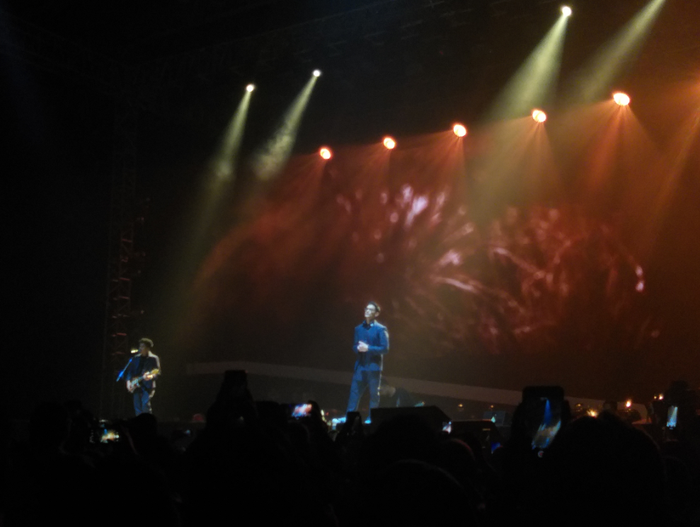 Afgan menyanyi di konser dekade di kawasan Istora Senayan, Jakarta Selatan, Jumat (9/8/2019).
