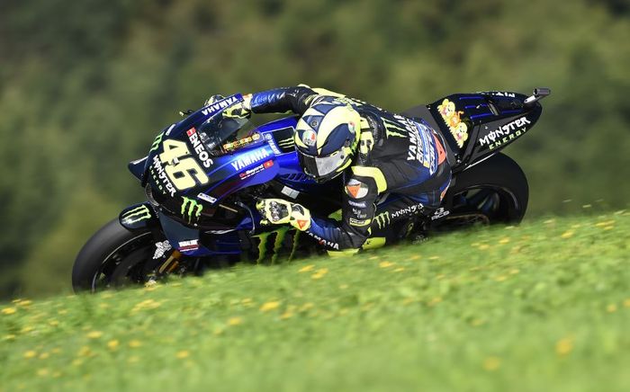 Aksi pembalap Monster Energy Yamaha, Valentino Rossi saat melibas tikungan pada sesi latihan bebas MotoGP Austria 2019, Jumat (9/8/2019)