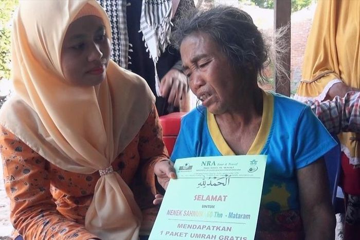 Nenek Sahnun menangis tak percaya saat mendapat hadiah umroh gratis ke Tanah Suci.
