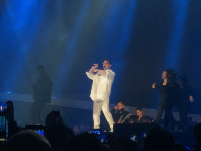 Afgan saat menyanyi di konser dekadenya di kawasan Istora Senayan, Jakarta Selatan, Jumat (9/8/2019).