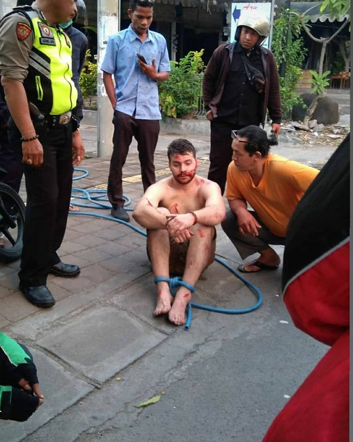 Ngamuk di Tengah Jalan, Seorang Bule Perlihatkan Tendangan Kungfu ke Pengendara Motor dan Tabrakan Diri ke Mobil