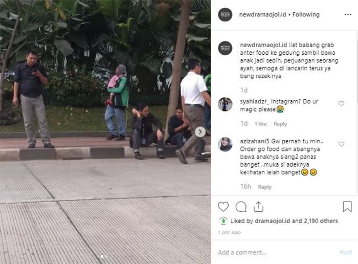 Antar pesanan makanan sambil gendong anak