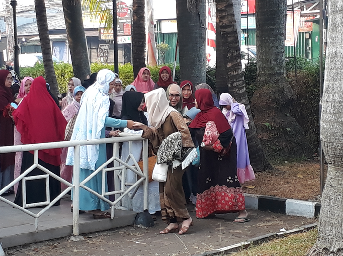 Ayu Ting-ting bersama warga Depok  