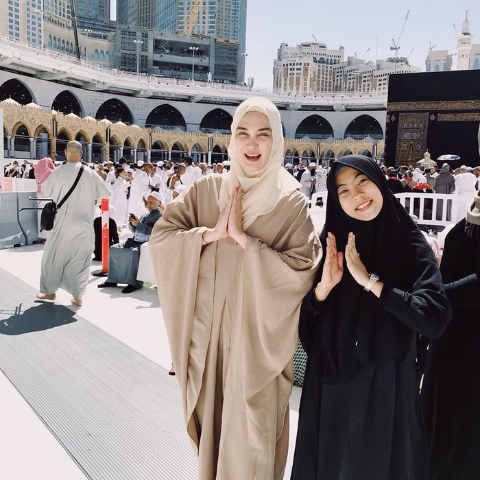 Luna Maya ajak sang asisten umroh bersama.