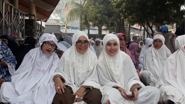 Ayu Ting Ting saat akan jalani salat Idul Adha di Masjid Al Huda, Depok, Jawa Barat, Minggu (11/8/2019).