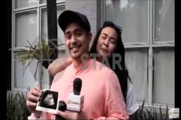 Ajun Perwira tunjukkan hasil USG kehamilan sang istri