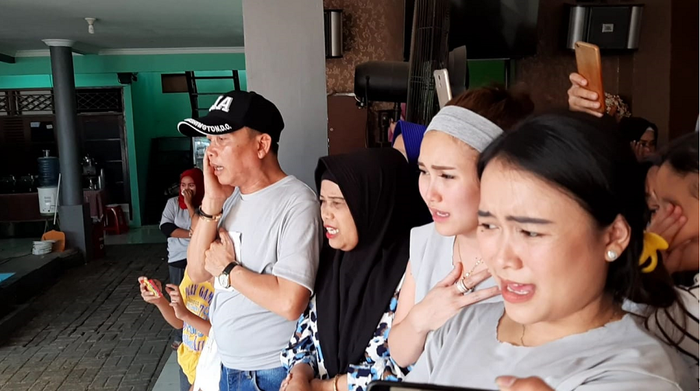 Ekspresi sedih Ayu Ting Ting saat saksikan penyembelihan hewan kurban di rumahnya, Depok, Jawa Barat, Minggu (11/8/2019).