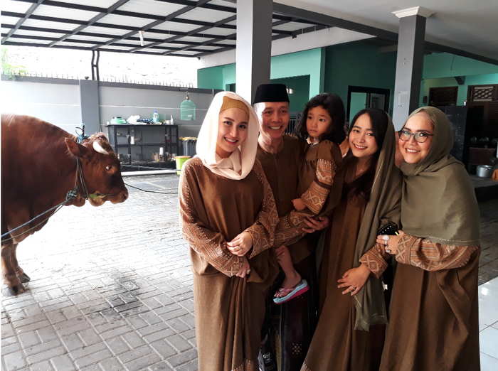 Keluarga Ayu Ting-ting Saat Idul Adha 1440 H
