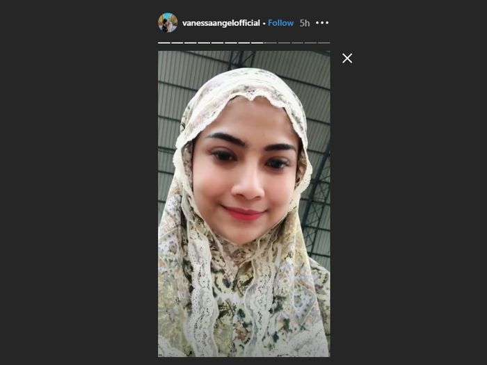 Vanessa Angel memakai mukena