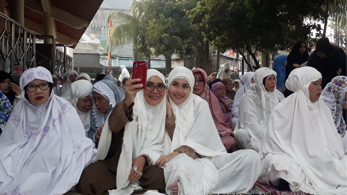 Ayu Ting Ting saat akan jalani salat Idul Adha di Masjid Al Huda, Depok, Jawa Barat, Minggu (11/8/2019).