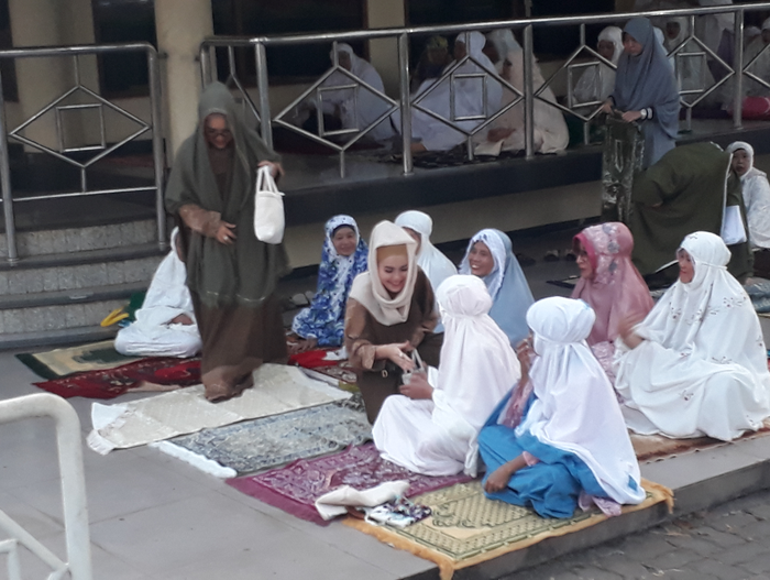 Ayu Ting Ting salami ibu-ibu saat akan jalani salat Idul Adha di Masjid Al Huda, Depok, Jawa Barat, Minggu (11/8/2019).