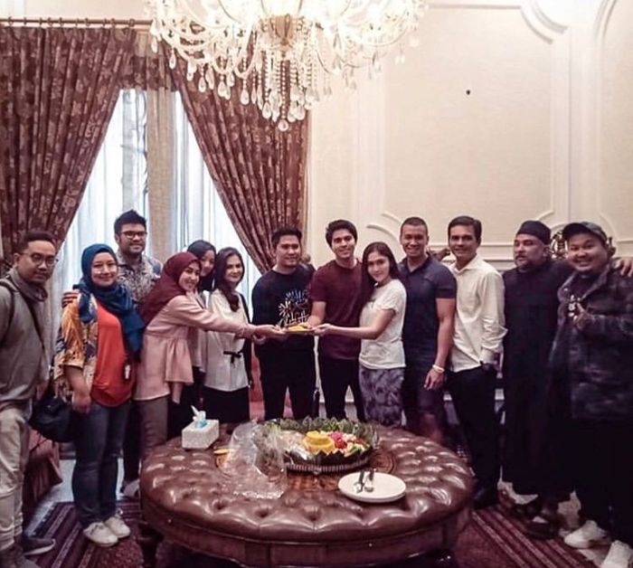 Cut Tari dan seluruh pemain dok. instagram/denirawiraguna