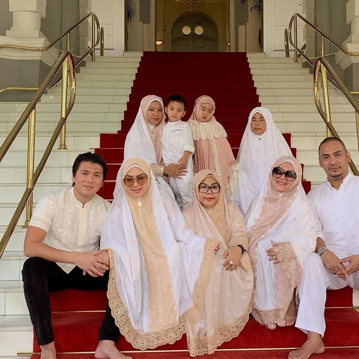 Penampilan Syahrini dan keluarga besarnya saat rayakan Idul Adha 2019 di Singapura