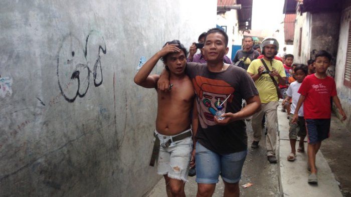 Sabhara Polrestabes Medan saat melakukan Gerebek Kampung Narkoba (GKN) di Jalan Sukaramai Gang Jati II Medan. (Tribun Medan/M Andimaz)