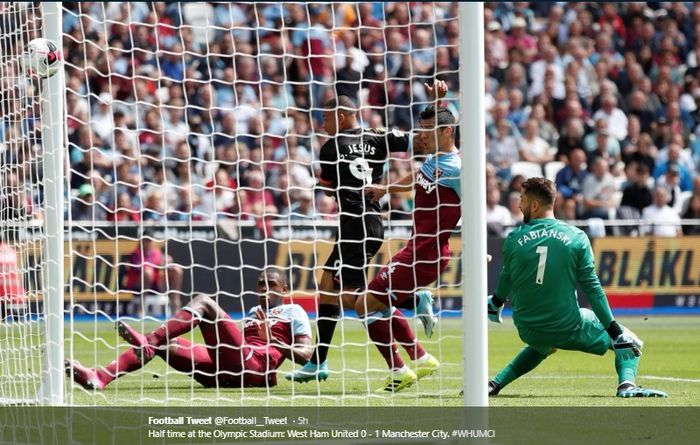 Penyerang Manchester City, Gabriel Jesus, mencetak gol pembuka bagi timnya dalam kemenangan telak 5-0 atas West Ham United, Sabtu (10/8/2019).