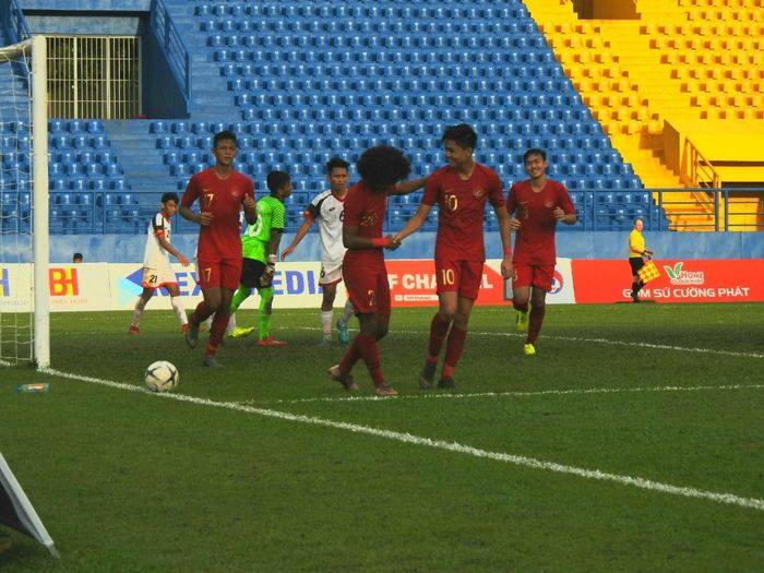 Pemain timnas U-18 Indonesia, Bagus Kahfi dan Rendy Juliansyah merayakan gol yang dicetak ke gawang timnas U-18 Brunei di Stadion Go Dau, Vietnam, Sabtu (10/8/2019).