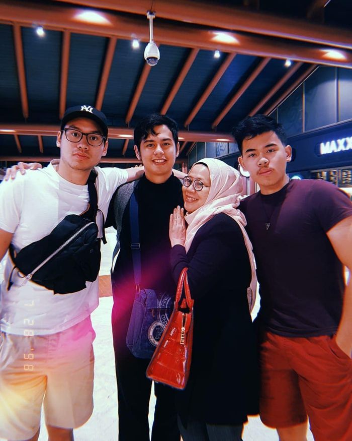 Dewi Yull dan anak-anaknya