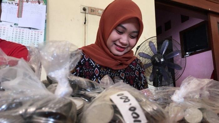 Staf Dealer Cendana Wangi Bojong, Kabupaten Pekalongan, Jumat (9/8/2019), masih menghitung uang koin Aviani yang diserahkan sehari sebelumnya untuk membeli motor.