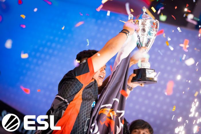One of the Dranix eSports roster lifts the ESL Jagoan Series trophy - Free Fire