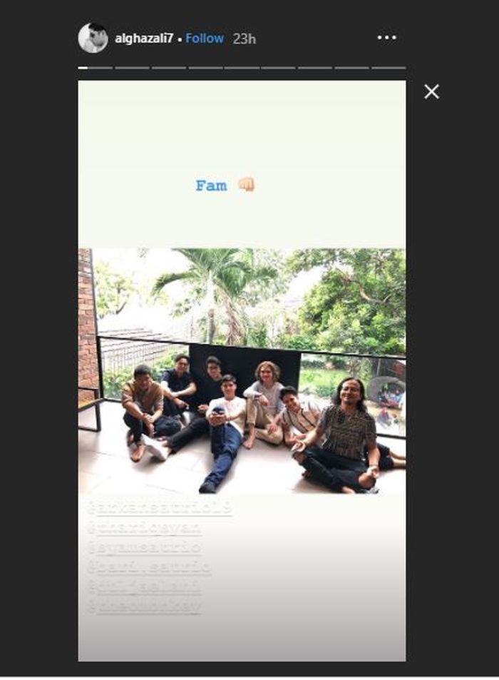 Putra Maia Estianty bersama beberapa orang anggota keluarganya