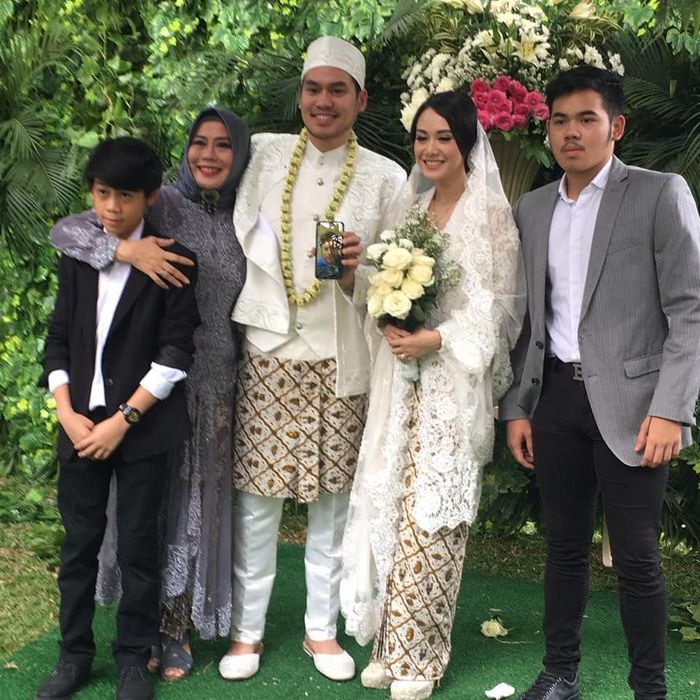 Keluarga Dewi Yull
 