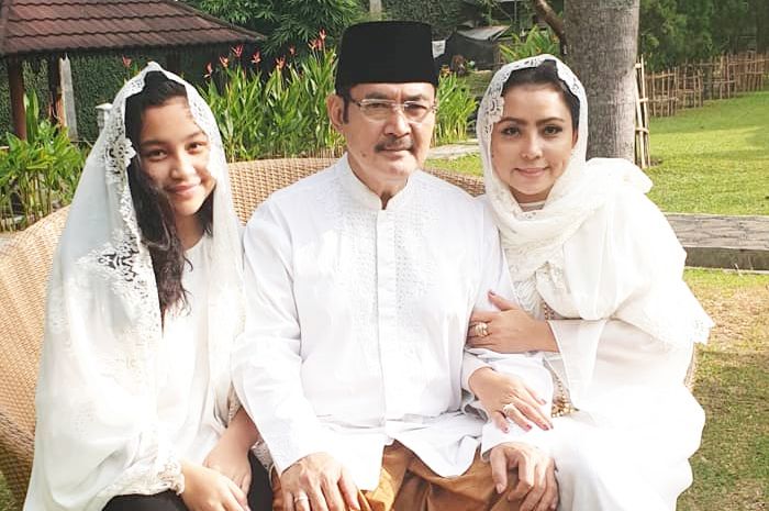 Mayangsari bersama sang suami dan anak