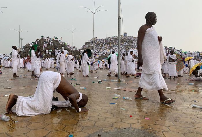 Foto Fenomena Langka Hujan di Padang Arafah, Apakah Ini Pertanda