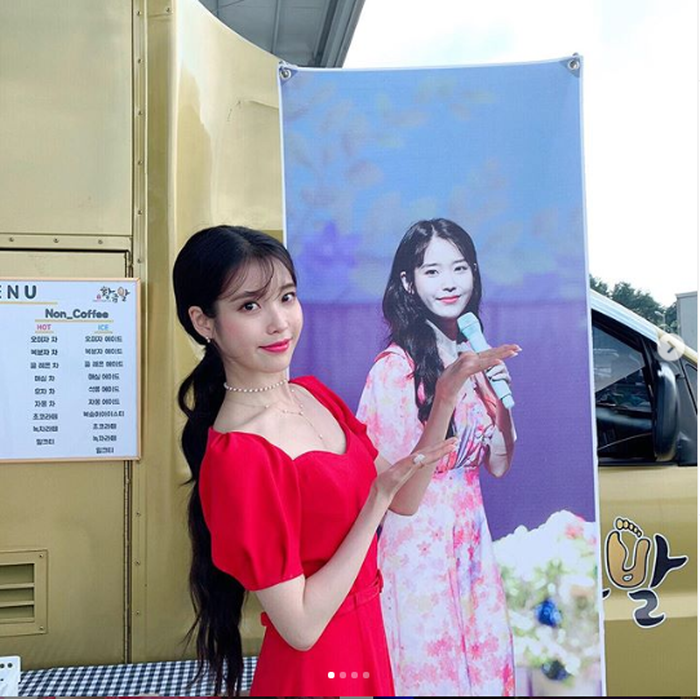 IU berpose di depan truk makanan