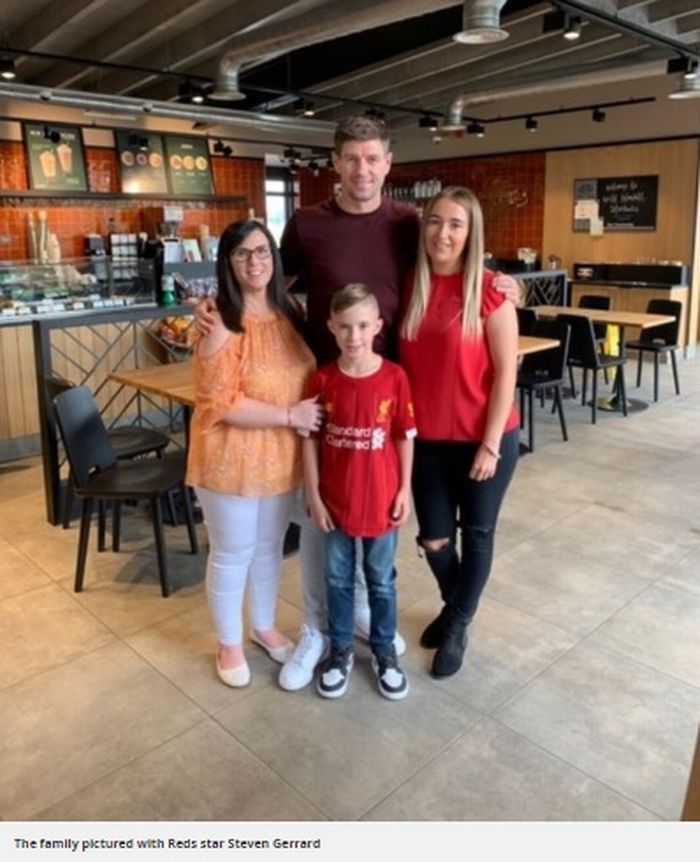 Legenda Liverpool, Steven Gerrard bersama dengan anak dari penggemarnya di Starbucks