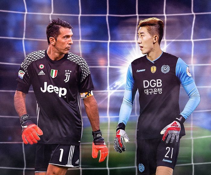 Kiper Daegu FC, Cho Hyun-woo (kanan) bersama penjaga gawang Juventus, Gianluigi Buffon dalam poster untuk laga eksibisi kedua tim.