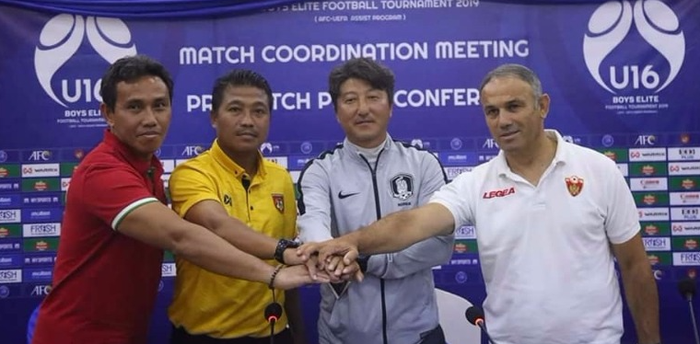 Pelatih timnas U-15 Indonesia, Bima Sakti, bersama pelatih Myanmar, Korea Selatan, dan Montenegro saat menghadiri konferensi pers jelang Boys Elite Football Tournament 2019.