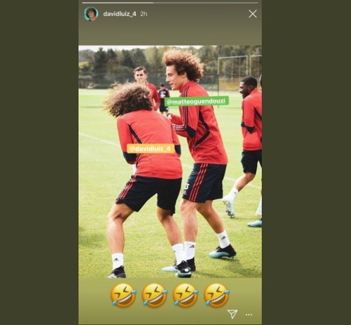 David Luiz dan Guendouzi melakukan interaksi.