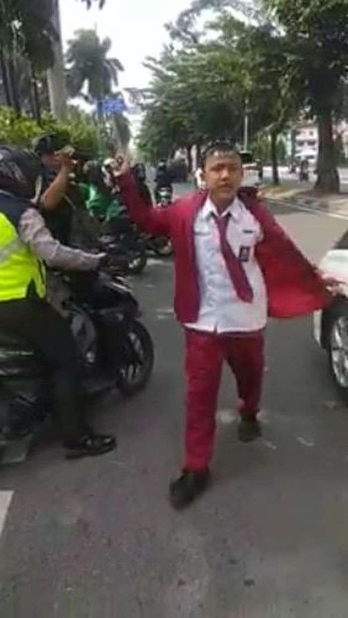 Aksi bocah yang berani bentak polisi karena menolak ditilang