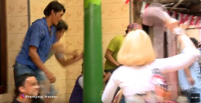 Barbie Kumalasari lempar sepatu