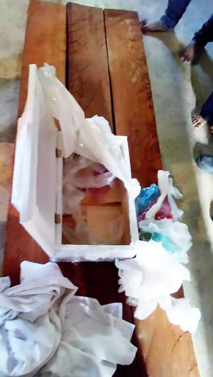 Saat membuka peti mati tersebut, mereka hanya menemukan bahwa di dalamnya hanya ada sampah plastik berserakan.