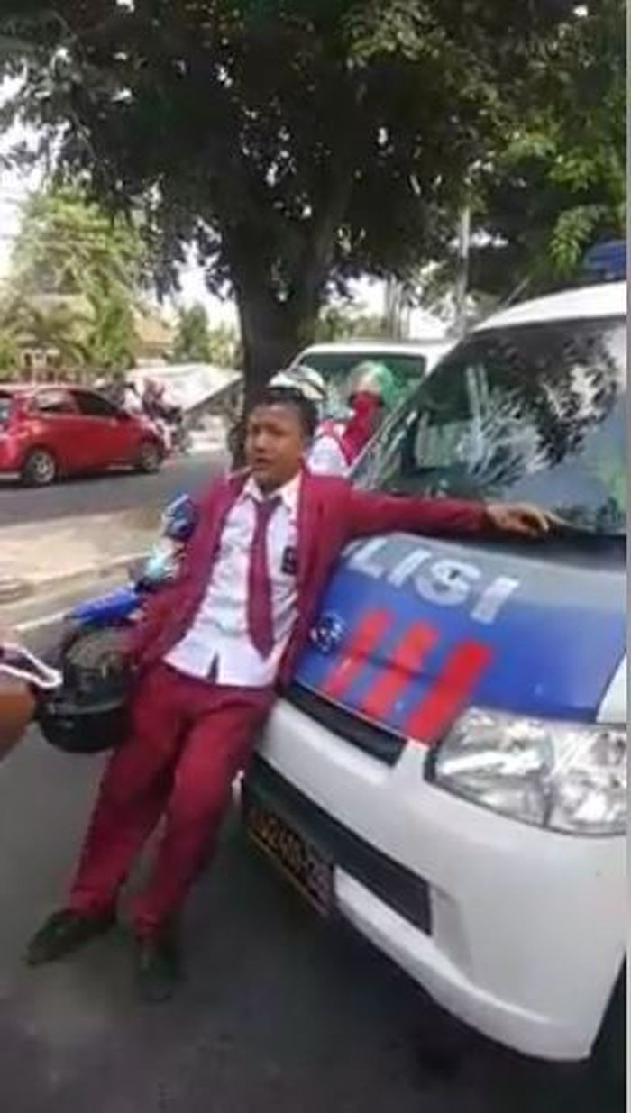 Aksi sang anak saat bersender di mobil