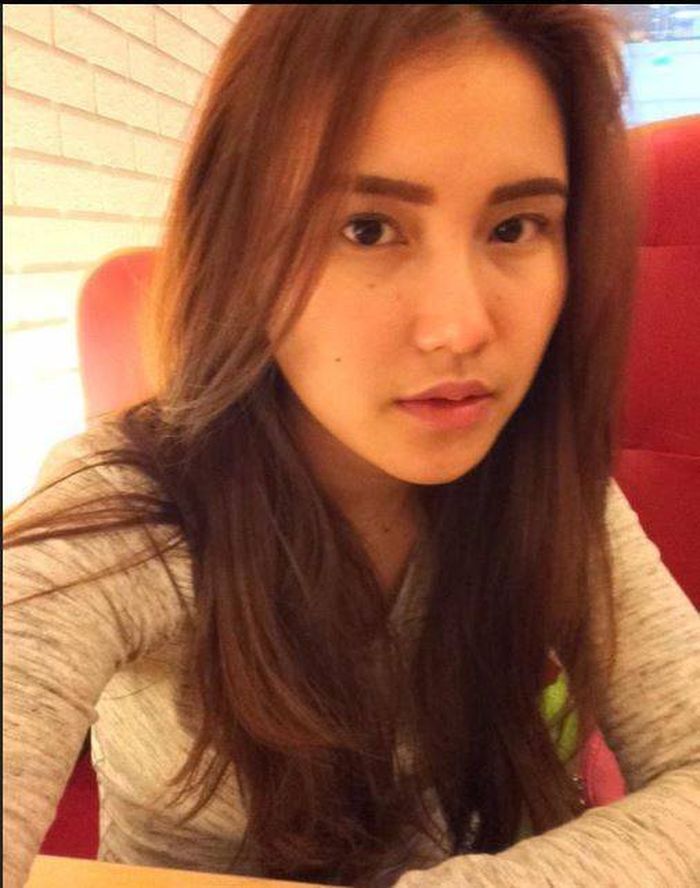 Ayu Ting Ting tampil naturak dengan makeup minimalis