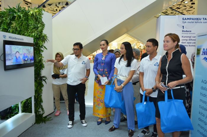 Danone-AQUA Sustainable Development Director Karyanto Wibowo explained about the management of the Danone-AQUA plastic bottle recycling (RBU) business unit.
